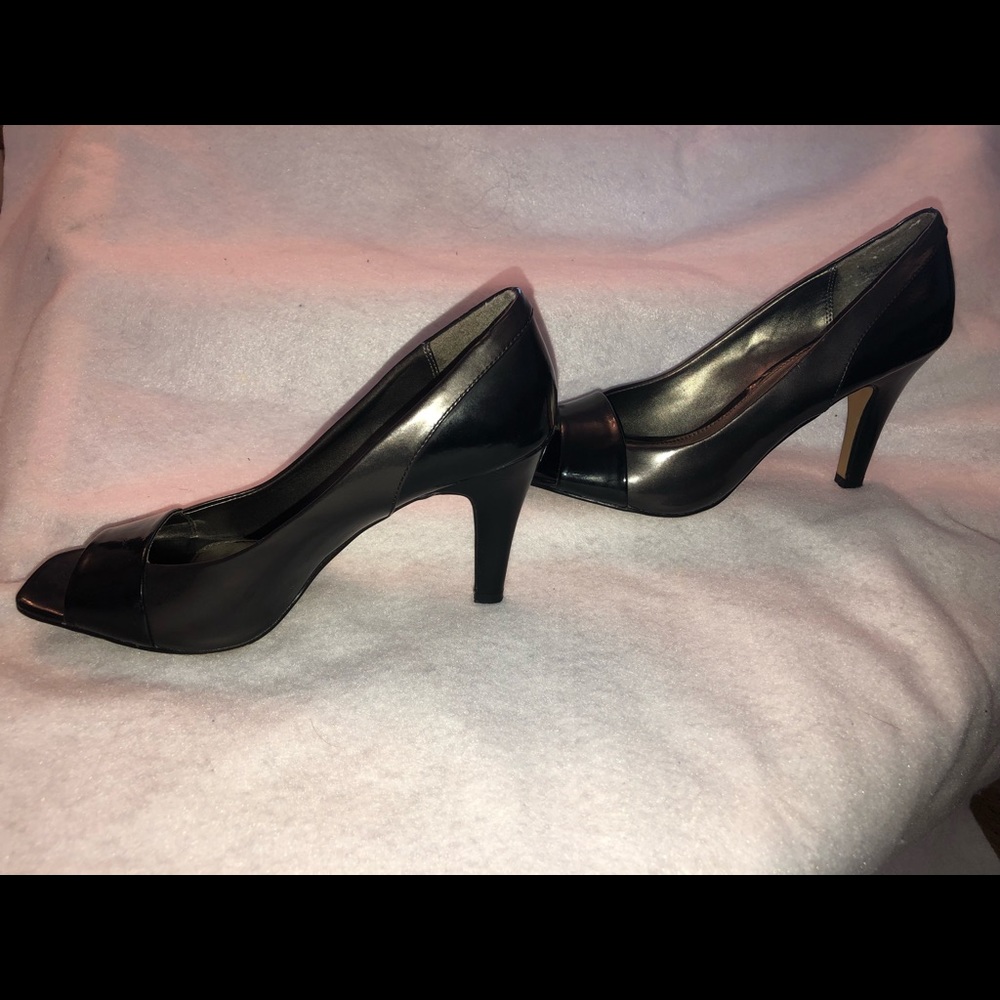 Womens black pump